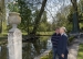 Le prince admire, avec le jardinier en chef, Thierry Basset, la rose "Domaine de Chantilly", qui sera présentée offciellement lo
